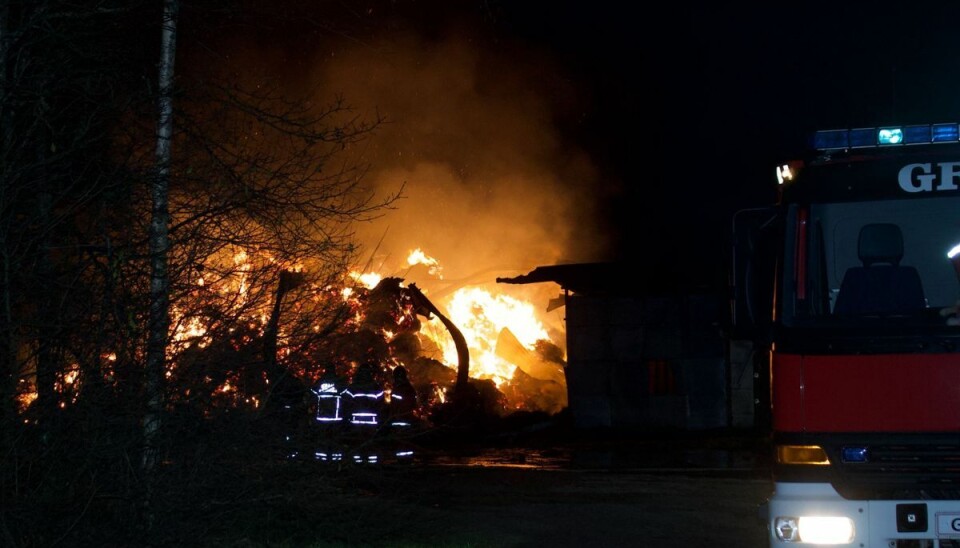 Ilden hærgede løs. Og mandag morgen er brandfolkene stadig i gang med slukningsarbejdet.