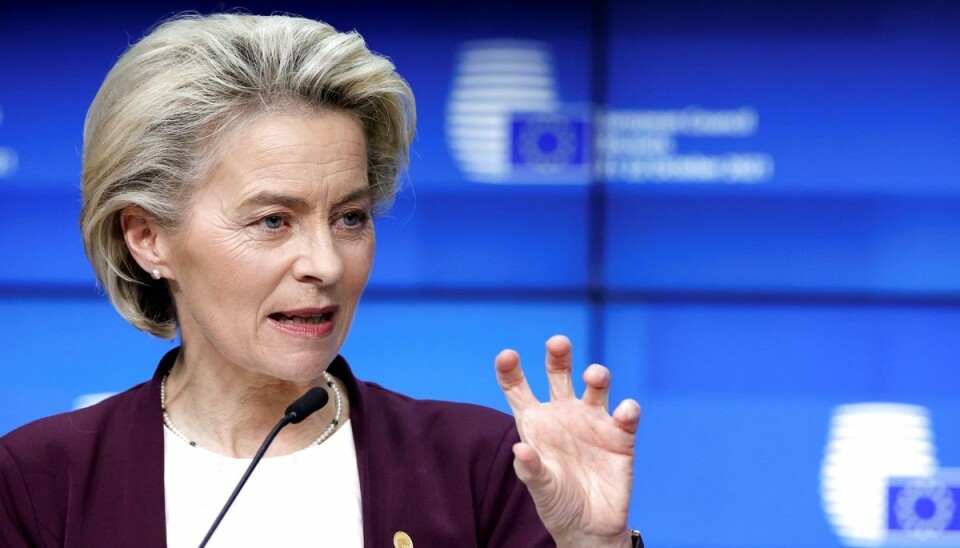 EU-formand: Verden er i en kamp mod tiden Ursula von der Leyen betegner situationen som meget alvorlig. Hun opfordrer til, at alle bruger mundbind, har god håndhygiejne og holder afstand, indtil de nærmere omstændigheder omkring Omikron er klarlagt.