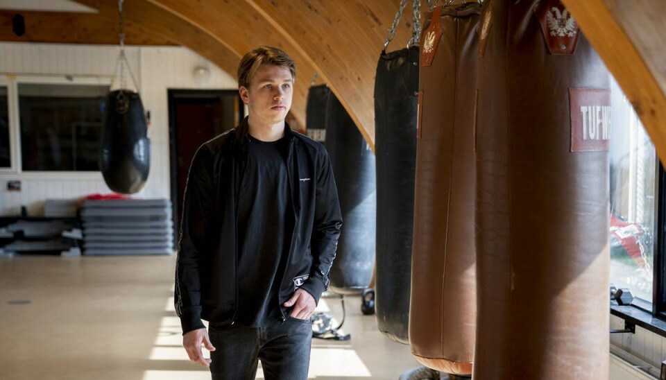 Oliver Møllenberg har brækket to nakkehvirvler og fået et brud på rygsøjlen. Oliver Møllenberg har brækket to nakkehvirvler og fået et brud på rygsøjlen.
