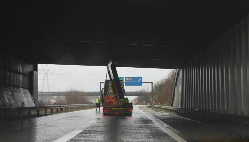 Lastbilen sidder fast under broen