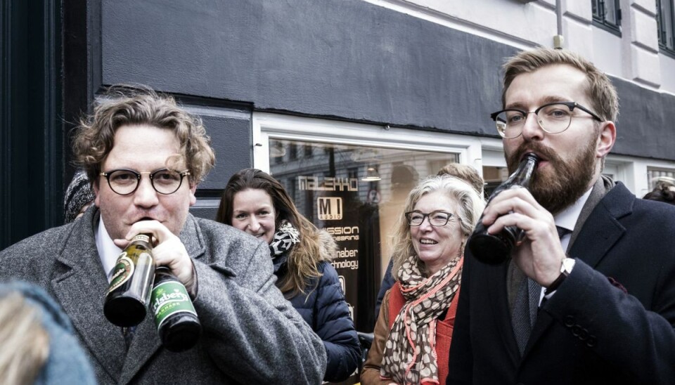 Rasmus Bruun og Frederik Cilius spiller hovedrollerne i den nye satireserie 'Orkesteret'. Duoen er særligt kendt for 'Den korte radioavis'. (Arkivfoto). Rasmus Bruun og Frederik Cilius spiller hovedrollerne i den nye satireserie 'Orkesteret'. Duoen er særligt kendt for 'Den korte radioavis'. (Arkivfoto).