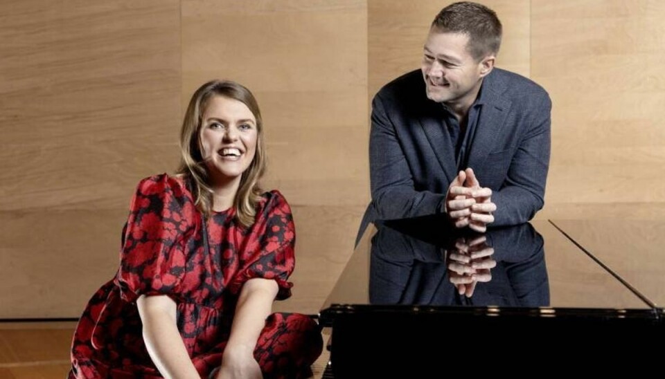 Katrine Muff og Johannes Langkilde får blandt andre besøg af DR Symfoniorkestret, DR Pigekoret, Hjalmer og Annisette, som fortolker klassiske julesange i 'DR's store juleshow 2021'. (PR-foto). Katrine Muff og Johannes Langkilde får blandt andre besøg af DR Symfoniorkestret, DR Pigekoret, Hjalmer og Annisette, som fortolker klassiske julesange i 'DR's store juleshow 2021'. (PR-foto).