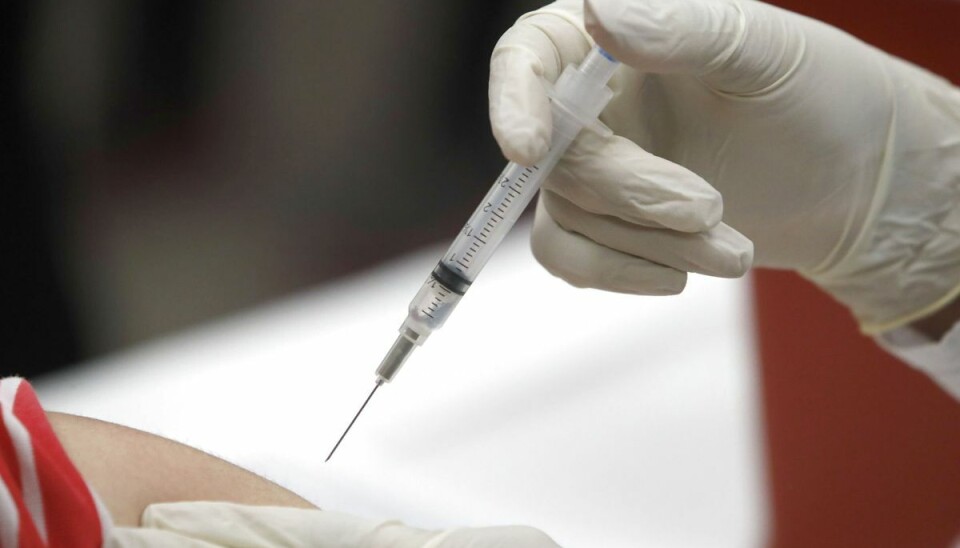 Er man omfattet af tilbuddet om gratis vaccination, som træder i kraft 1. oktober, kan man bestille tid hos lægen, henvende sig på apoteket, eller hvor man plejer at blive vaccineret. Til voksne gives vaccinen med et stik, mens små børn vaccineres med næsespray. (Arkivfoto) Er man omfattet af tilbuddet om gratis vaccination, som træder i kraft 1. oktober, kan man bestille tid hos lægen, henvende sig på apoteket, eller hvor man plejer at blive vaccineret. Til voksne gives vaccinen med et stik, mens små børn vaccineres med næsespray. (Arkivfoto)