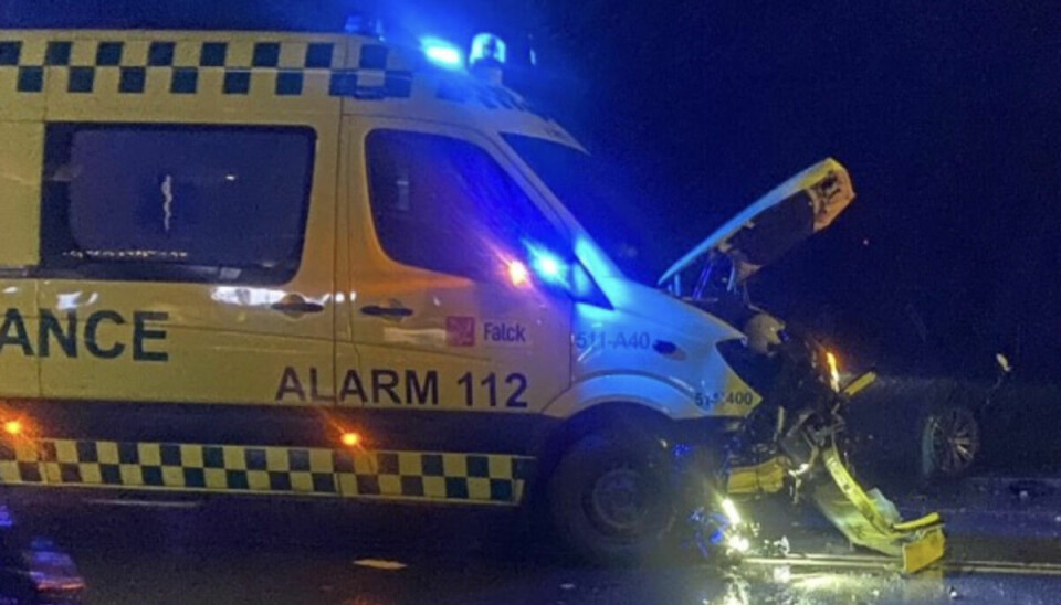 En ambulance under udrykning har fredag været involveret i et uheld.