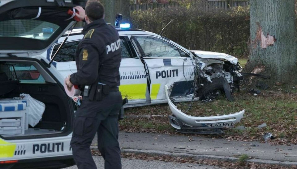 En politibil endte i en voldsom ulykke i Aarhus fredag.