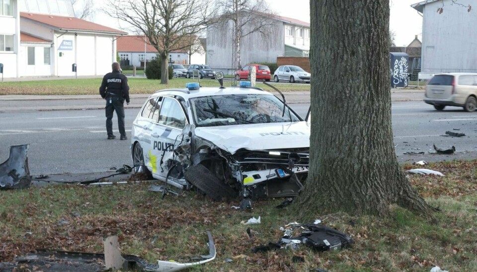 Tre personer er kørt i ambulance fra stedet, men umiddelbart er ingen kommet alvorligt til skade.