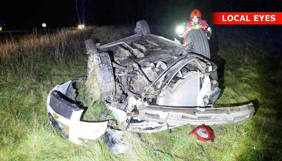 Som det fremgår af billedet blev bilen, de to brødre sad i, voldsomt skadet i forbindelse med ulykken. Som det fremgår af billedet blev bilen, de to brødre sad i, voldsomt skadet i forbindelse med ulykken.