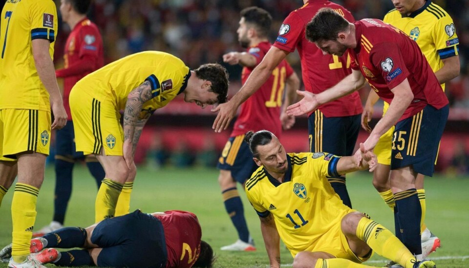 Den svenske angriber Zlatan Ibrahimovic (nederst til højre) sendte den spanske stopper César Azpilicueta (nederst til venstre) i jorden med en svinsk tackling med overkroppen. Det var med vilje, oplyser svenskeren.