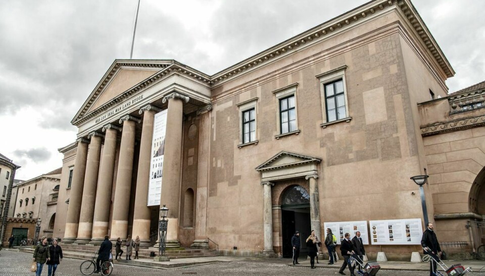 To betjente sidder mandag på anklagebænken i Københavns Byret. De er tiltalt for embedsmisbrug, da de blandt andet ifølge anklageren har filmet en død mand og fremsat hånende bemærkninger (Arkivfoto).