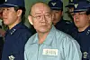 På billedet her fra 26. februar 1996 ankommer tidligere præsident Chun Doo-hwan til retten i Seoul, hvor han stod anklaget for blandt andet korruption.