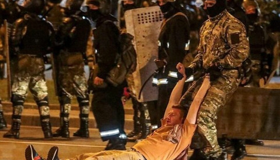 Under protesterne i Minsk røg politi og demonstranter flere gange i gadekamp med hinanden. Her ses et oppositionsstøtte, der blev trukket væk af politiet. KLIK VIDERE OG SE FLERE BILLEDER. Foto: Tut.by/Reuters