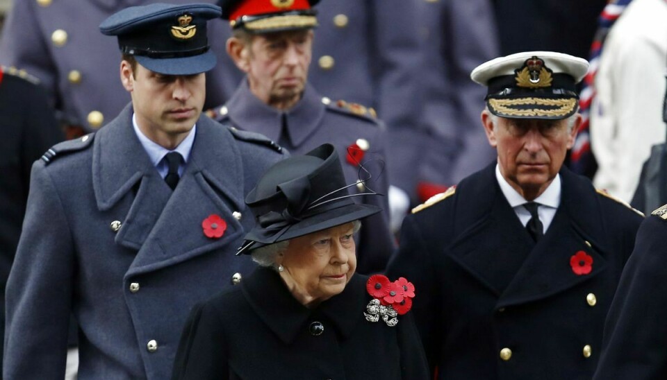 Dronning Elizabeth, prins Charles og prins William reagerer voldsomt skarpt på en ny BBC-dokumentar, 'The Princes and The Press' der blev sendt mandag aften.
