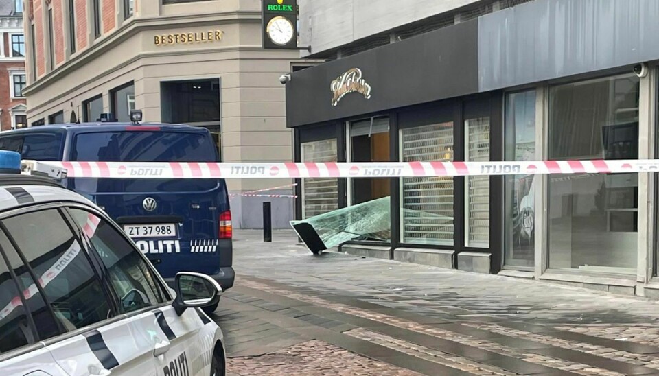 Politiet efterforsker et rambukindbrud i en smykkebutik på Skt. Clemens Torv i Aarhus C.