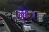 Et uheld spærrer motorvejen og skaber lang kø.