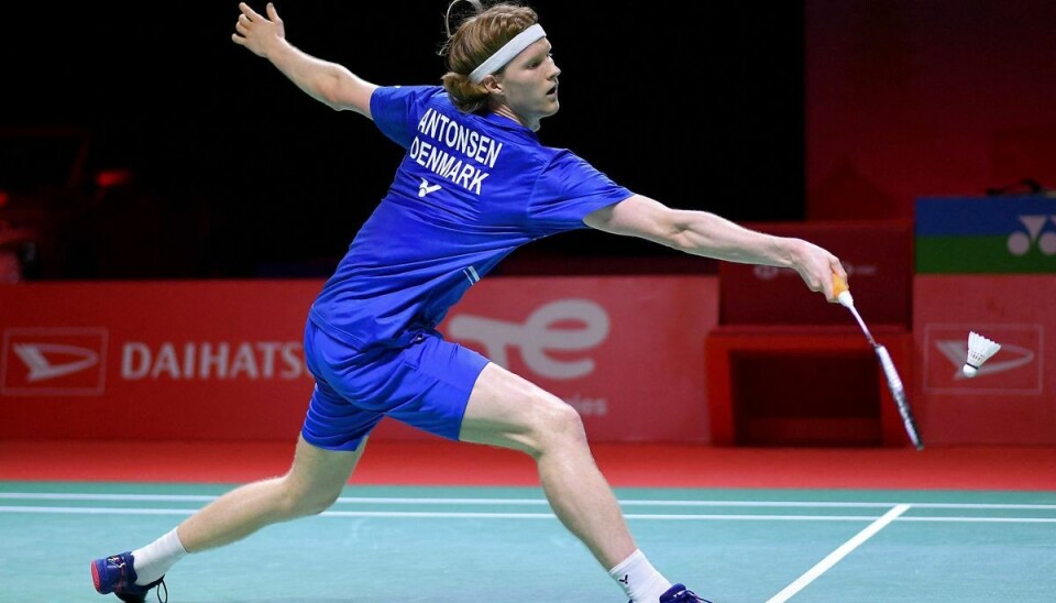 Skade tvinger badmintonspiller Anders Antonsen til at trække sig fra kvartfinalen i Indonesia Open. Skade tvinger badmintonspiller Anders Antonsen til at trække sig fra kvartfinalen i Indonesia Open.