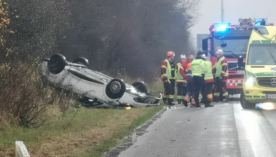 Ved Bjæverskov endte en bil på taget. Ingen kom noget alvorligt til.