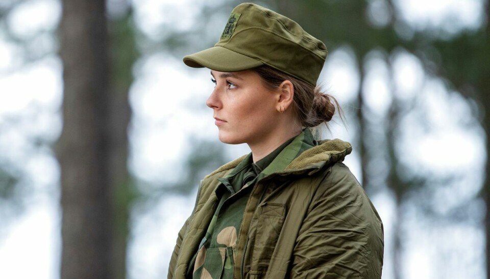 Prinsesse på job med Jægerkorpset Om det er udsigten til at skulle udføre et simuleret faldskærmsudspring fra et højt tårn, skal være usagt. Men her ser prinsessen unægtelig lidt betuttet ud.
