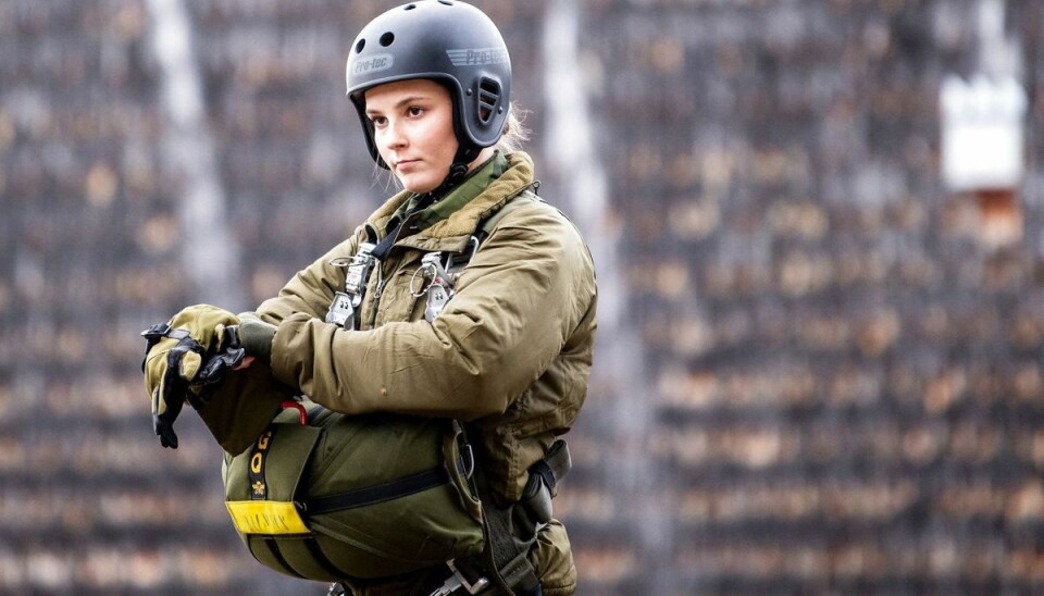Grejet er på, og Ingrid Alexandra gør klar til sit simulerede faldskærmsudspring. Grejet er på, og Ingrid Alexandra gør klar til sit simulerede faldskærmsudspring.