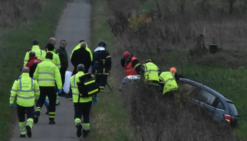 Den 87-årige bilist blev skubbet langt ud over cykelstien og ned i grøften, hvor redningspersonalet måtte træde til med hjælp.