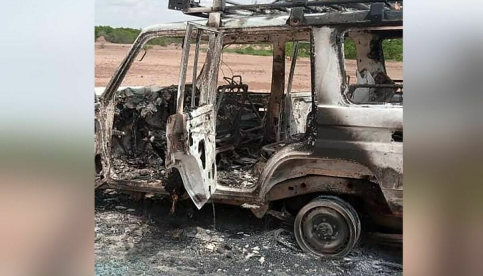 Ifølge BBC blev ligene fundet i vejsiden ved den udbrændte firhjulstrækker. Foto: AFP/Scanpix.