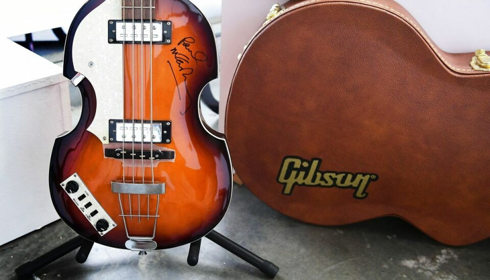 Paul McCartneys signerede bass. Paul McCartneys signerede bass.