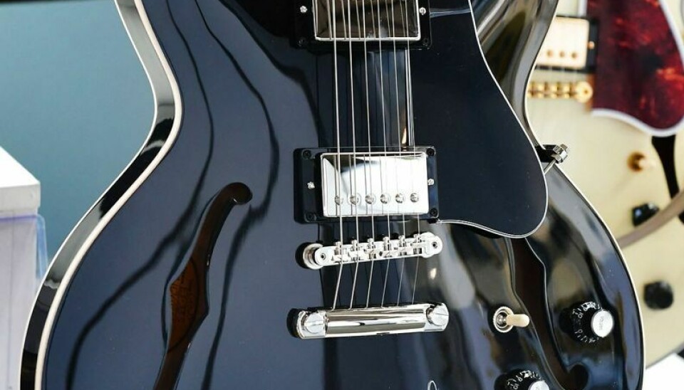 Den første NFT guitar, signeret af Keith Richards fra Rolling Stones. Hans Gibson ES-335 nå højere niveau end Paul McCartney signerede bass.