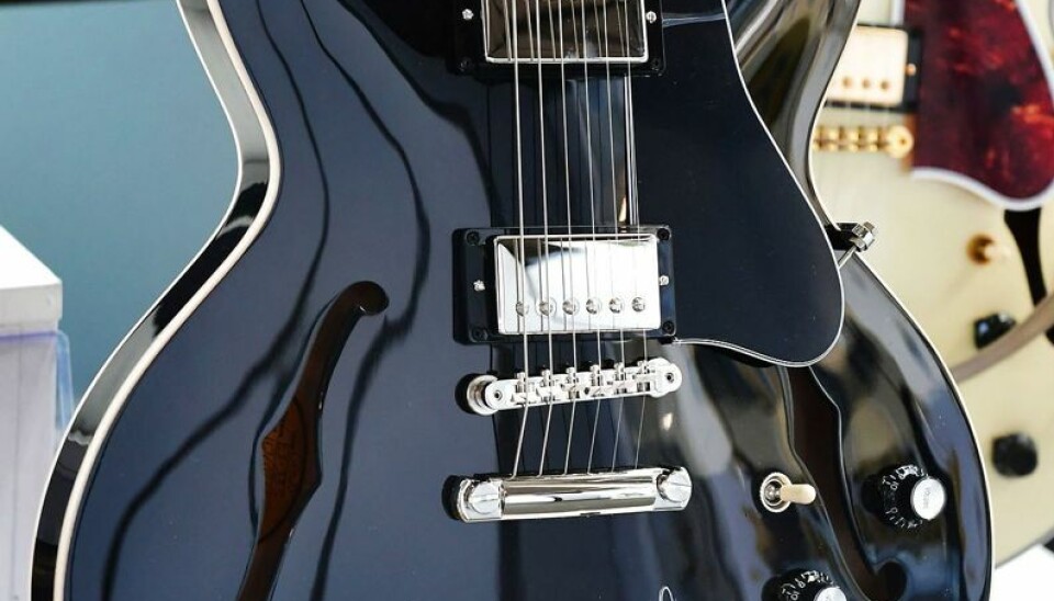 Den første NFT guitar, signeret af Keith Richards fra Rolling Stones. Hans Gibson ES-335 nå højere niveau end Paul McCartney signerede bass. Den første NFT guitar, signeret af Keith Richards fra Rolling Stones. Hans Gibson ES-335 nå højere niveau end Paul McCartney signerede bass.