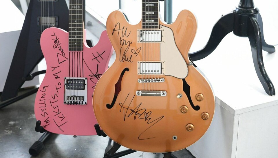 Guitaren til venstre er signeret af Machine Gun Kelly og den højre er signeret af Harry Styles. Guitaren til venstre er signeret af Machine Gun Kelly og den højre er signeret af Harry Styles.