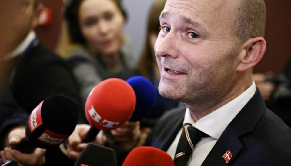 Pape er kristen og er kendt som en lun politiker med frisindet humor, men også som et følelsesmenneske med temperament, som han siger, at han har lært at tøjle. Pape er kristen og er kendt som en lun politiker med frisindet humor, men også som et følelsesmenneske med temperament, som han siger, at han har lært at tøjle.
