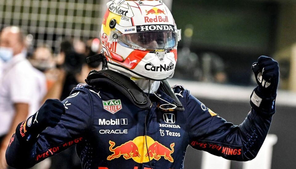 Max Verstappen bliver verdensmester, hvis både han selv og Lewis Hamilton udgår i søndagens løb. Max Verstappen bliver verdensmester, hvis både han selv og Lewis Hamilton udgår i søndagens løb.