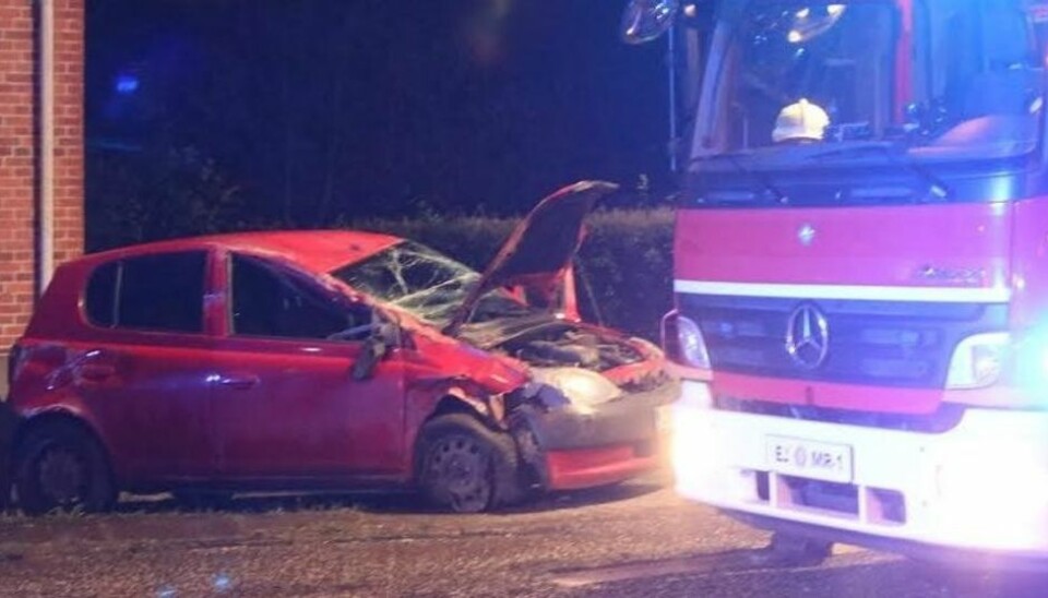 Bilen ramte en sten, og personer i bilen kunne ikke komme fri med egen kraft Bilen ramte en sten, og personer i bilen kunne ikke komme fri med egen kraft