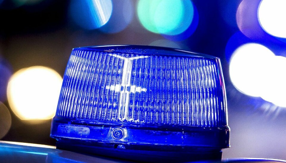 En kvinde overså flere blå blink - og rammer en patruljevogn