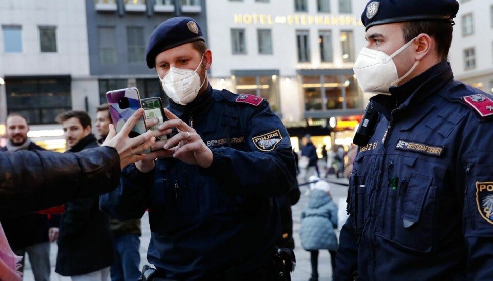 Tre unge østrigere havde planer om at overhælde politibetjente med benzin og sætte ild til dem i utilfredshed med politiets håndhævelse af landets coronarestriktioner. Foto er fra et julemarked i Wien, hvor betjente fredag tjekkede de besøgendes vaccinationsstatus. Tre unge østrigere havde planer om at overhælde politibetjente med benzin og sætte ild til dem i utilfredshed med politiets håndhævelse af landets coronarestriktioner. Foto er fra et julemarked i Wien, hvor betjente fredag tjekkede de besøgendes vaccinationsstatus.