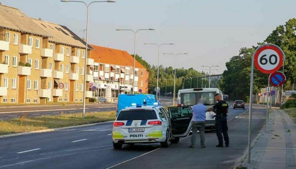 En mand måtte en tur med politiet, efter at have nedlagt en pæl med sin bil. Foto: Local Eyes.