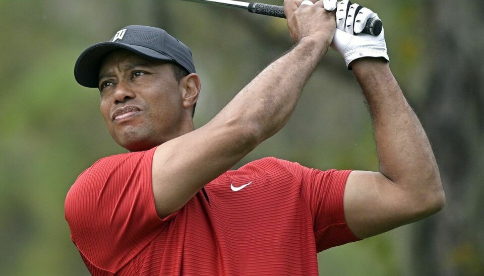 Tiger Woods, der her ses under en turnering i december 2020, er i gang med genoptræningen efter en voldsom bilulykke i februar. Se videoen, hvor han viser sit drive i bunden af artiklen.