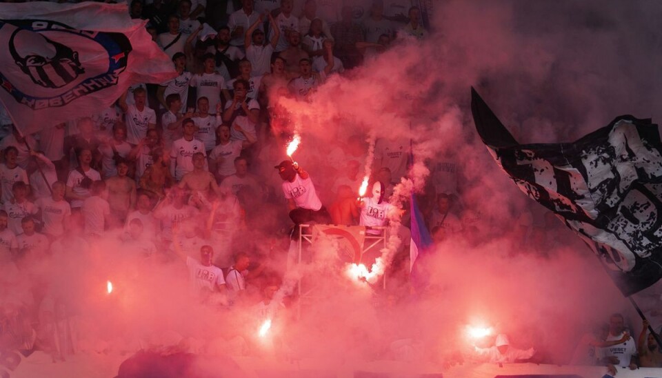 FC København er i denne superligasæson blevet idømt bøder efter otte kampe, fordi klubbens fans har brugt pyroteknik. Her sker det i hjemmekampen mod Brøndby i august.