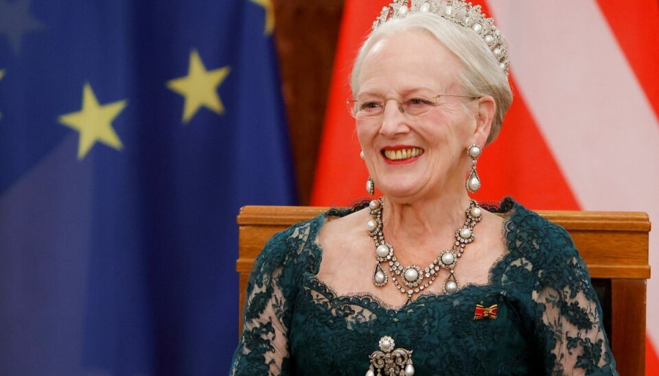 Dronning Margrethe med det kostbare Perlepoire-smykkesæt. Læg mærke til brochen, der her mangler den midterste af i alt fem perler. Dronning Margrethe med det kostbare Perlepoire-smykkesæt. Læg mærke til brochen, der her mangler den midterste af i alt fem perler.
