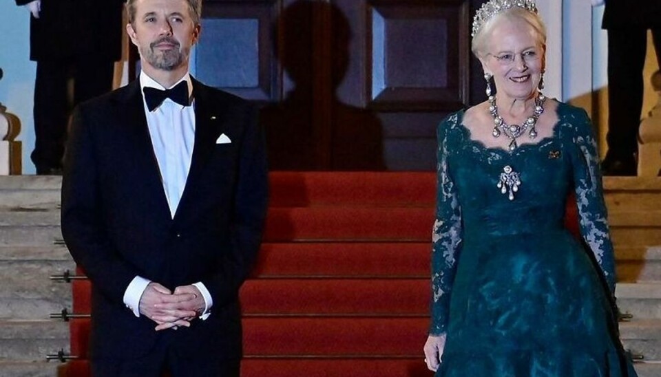 Dronning Margrethe og kronprins Frederik ved ankomsten til statsbanketten på Schloss Bellevue i Berlin, hvor brochen stadig var intakt. Dronning Margrethe og kronprins Frederik ved ankomsten til statsbanketten på Schloss Bellevue i Berlin, hvor brochen stadig var intakt.
