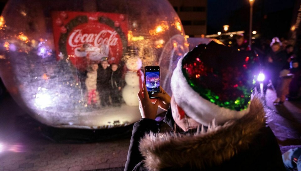 Coca-Colas julelastbil og julemanden kommer på besøg i 25 byer.