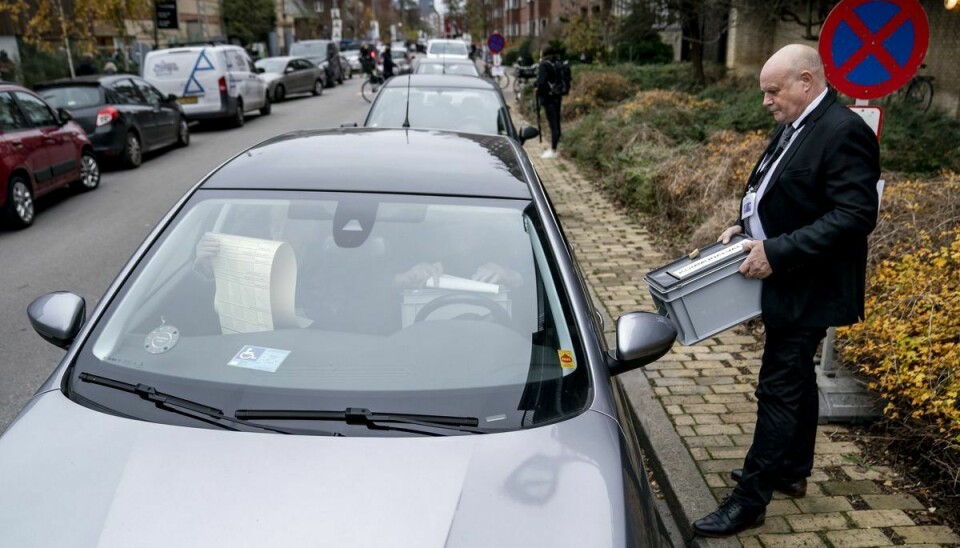 Rundt om i landet stemmer vælgere fra deres bil, hvis de vil undgå smitterisiko inde på valgstederne. Her sker det på Frederiksberg.