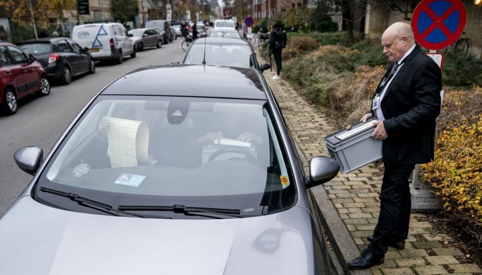Rundt om i landet stemmer vælgere fra deres bil, hvis de vil undgå smitterisiko inde på valgstederne. Her sker det på Frederiksberg. Rundt om i landet stemmer vælgere fra deres bil, hvis de vil undgå smitterisiko inde på valgstederne. Her sker det på Frederiksberg.
