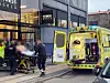 Den 16-årige bæres ud til ambulancen.