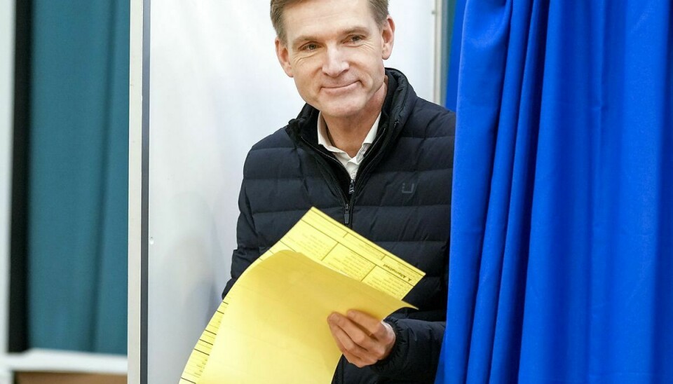 Dansk Folkepartis formand Kristian Thulesen Dahl med sine to stemmesedler, som han udfyldte på Thyregod Skole.