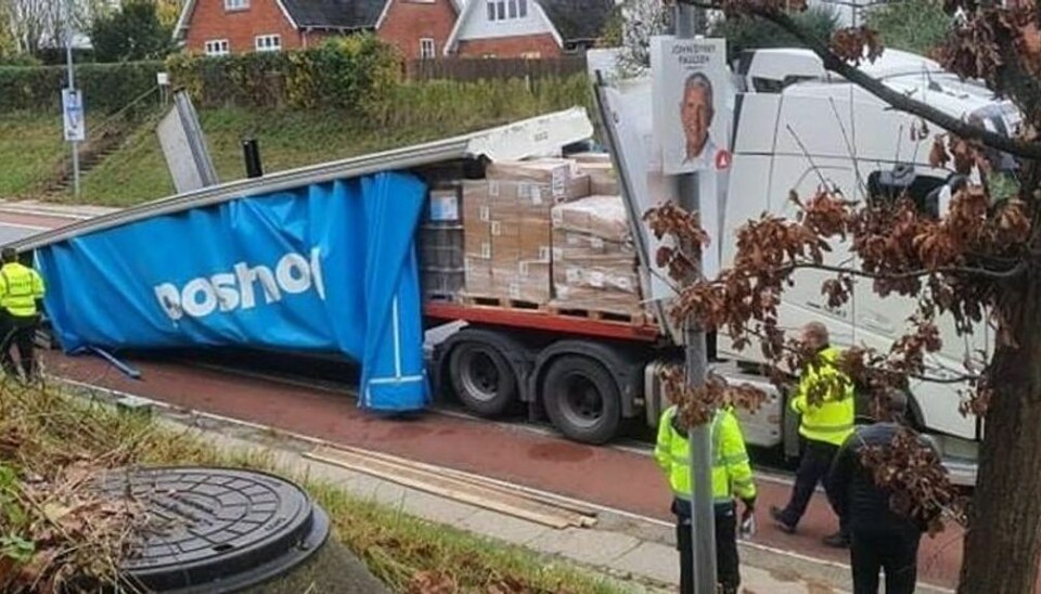 En PostNord-lastbil fik skrællet hele taget af, da den kolliderede med en bro i Slagelse.