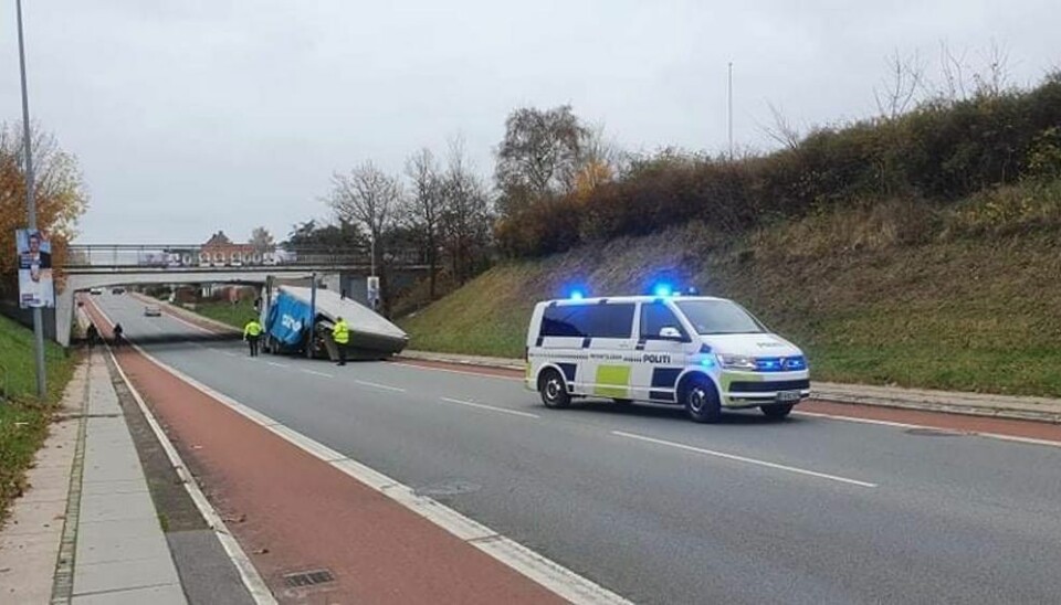 Lastbilens trailer var for høj til at komme under broen.