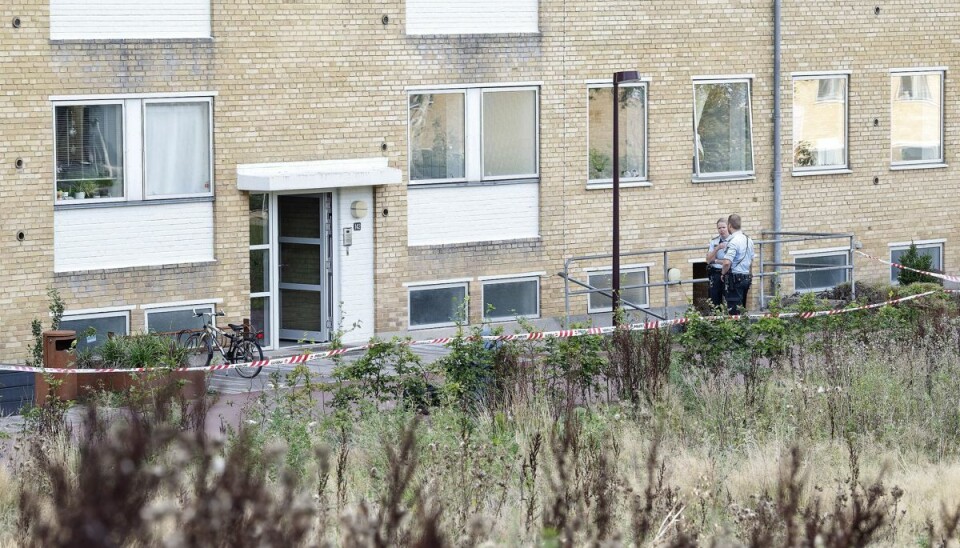 Kvinden blev fundet knivdræbt i en lejlighed i Randers 17. september 2020. Kvindens 18-årige søn, der var 17 år på gerningstidspunktet, erkender at have ført kniven. Men han hævder, at det skete i nødværge. Hans far - og kvindens ægtefælle - nægter sig skyldig i anklagen. (Arkivfoto). Kvinden blev fundet knivdræbt i en lejlighed i Randers 17. september 2020. Kvindens 18-årige søn, der var 17 år på gerningstidspunktet, erkender at have ført kniven. Men han hævder, at det skete i nødværge. Hans far - og kvindens ægtefælle - nægter sig skyldig i anklagen. (Arkivfoto).