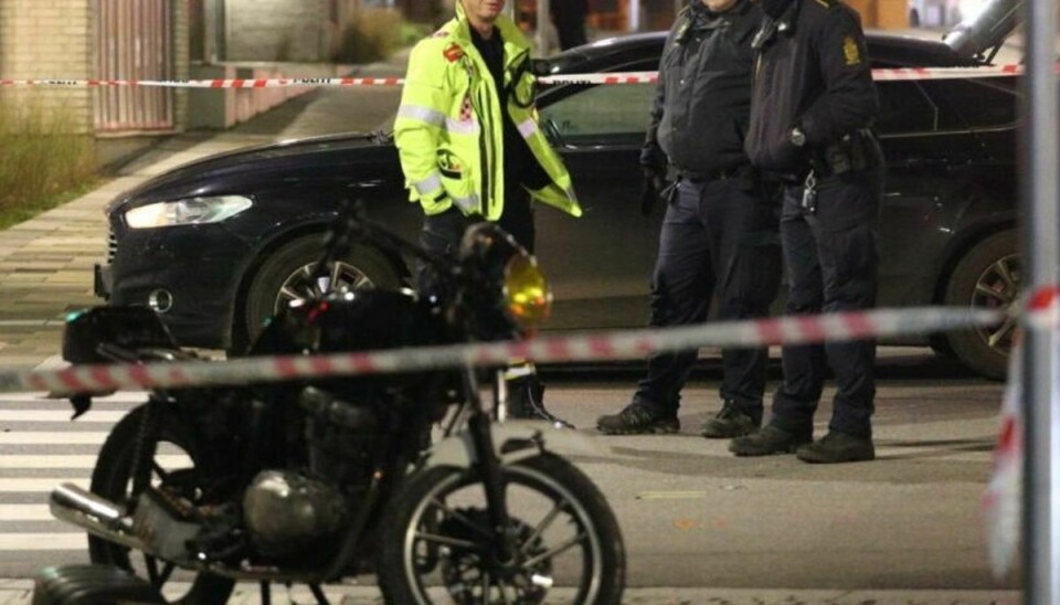 En 16-årig motorcyklist ligger fortsat i kunstig koma på Aarhus Universitetshospital i Skejby.