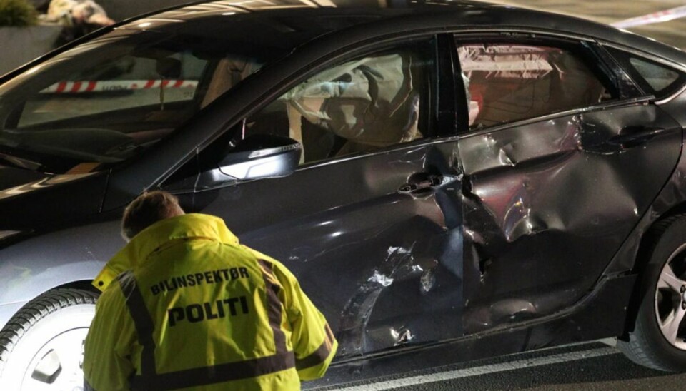 Den 16-årige dreng kørte formentlig ind i siden på personbilen. Den 16-årige dreng kørte formentlig ind i siden på personbilen.