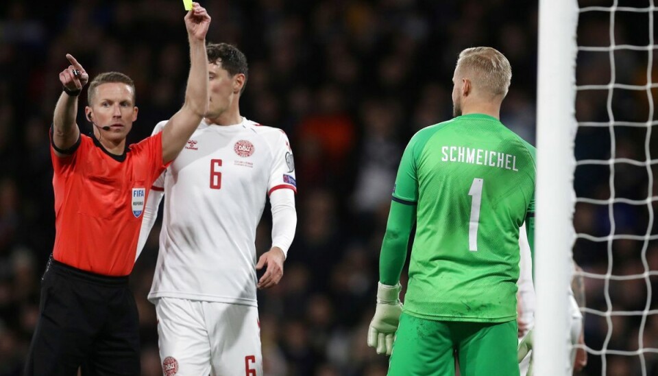 Kasper Schmeichel fik kampens eneste gule kort, da Danmark tabte til Skotland. Kasper Schmeichel fik kampens eneste gule kort, da Danmark tabte til Skotland.