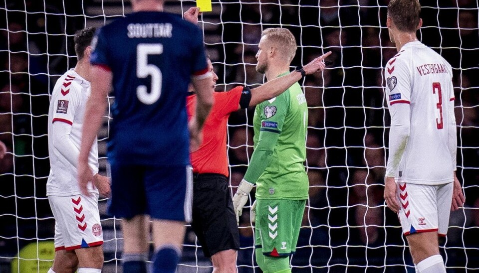 Kasper Schmeichel fik kampens eneste gule kort, da Danmark tabte til Skotland. Kasper Schmeichel fik kampens eneste gule kort, da Danmark tabte til Skotland.